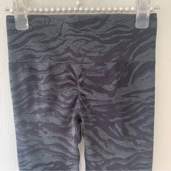 Gymshark Adapt Animal Seamless Leggings - Picture 8 of 11